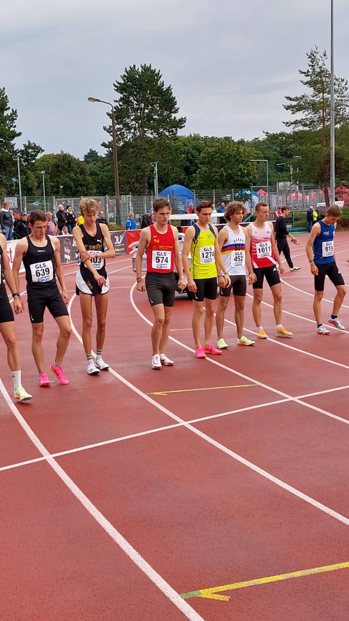 Die Athleten für den Finalen 1500m Lauf stehen an der Startlinie
